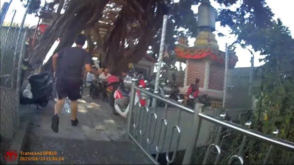 ▲土地公廟前聚賭警方全抄了。(圖/警方提供)