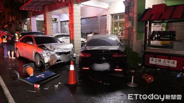 ▲▼台中一名男子開車一時恍神,衝到對向車道,連撞2車,造成瓦斯外洩,車上女友也擦傷。(圖/民眾提供,下同)