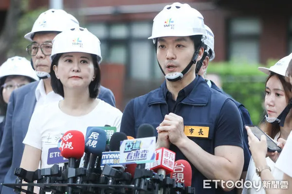 ▲台北市長蔣萬安9日視察大直街建商工安意外現場。(圖/記者林敬旻攝)