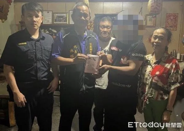 ▲枋寮警分局歸崇派出所所長陳啟超與「部落心」成員幫助林男家 。(圖/記者陳崑福翻攝)