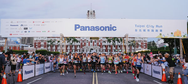 ▲Panasonic台北城市路跑盛大開跑，12.5公里男子組冠軍黃華凡、12.5公里女子組冠軍張芷瑄。（圖／大漢行銷提供）