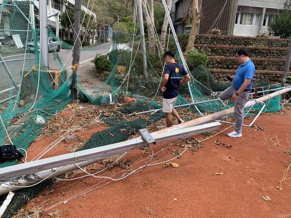 ▲體育署鄭世忠署長前往探視泰源國中因颱風災損情形。（圖／體育署提供）