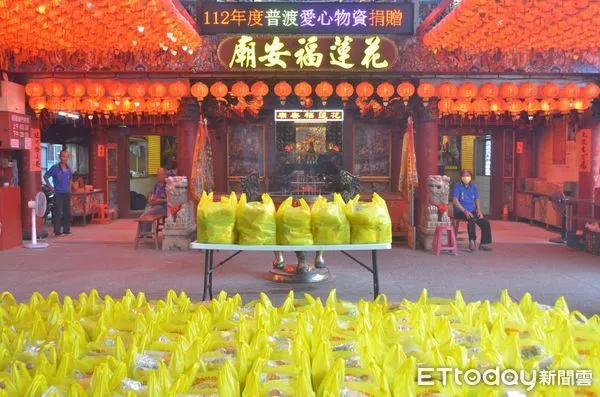 ▲花蓮市福安廟舉辦普渡法會後將129份物資捐給花蓮市公所。(圖/花蓮市公所提供,下同)