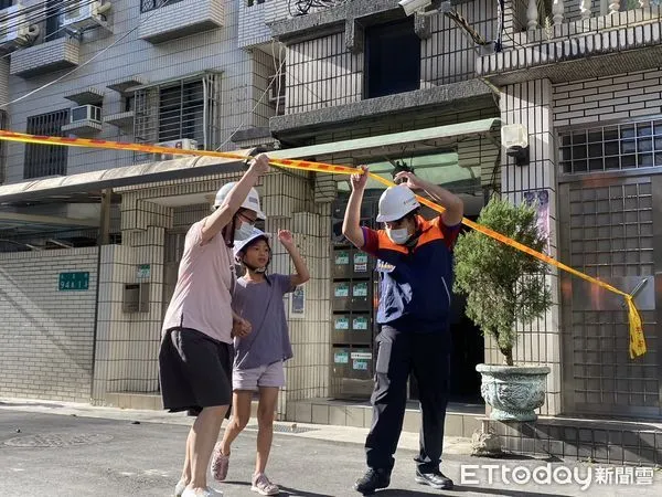 ▲▼大直工地塌陷,災戶開車來拿生活用品。(圖/記者黃國霖攝)