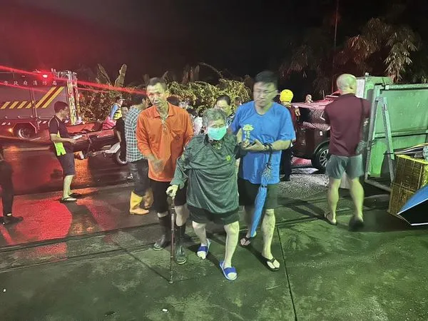 ▲消防協助頭前溪下游附近居民撤離。(圖/翻攝自立委賴惠員臉書)