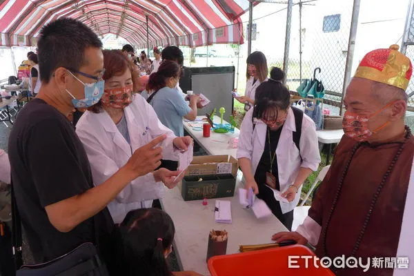 ▲台南藥師變身「算命師」,用抽籤解籤的方式,來為民眾指點失智症的防治方法和藥物濫用的預防,吸引民眾大排長龍。(圖/記者林東良翻攝,下同)