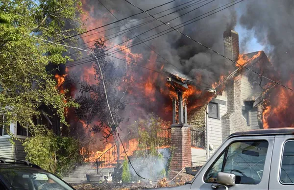 爸故意鎖門放火燒全家 11歲女童二樓跳窗「一家五口只有她獨活」。(圖/翻攝自Facebook/Seattle Fire Department)
