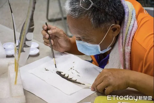 ▲熊鷹仿真羽毛暨部落傳統文化展,屏東林業小棧即起至10月15日 。(圖/屏科大提供,下同)