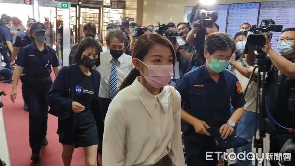 ▲▼高虹安搭計程車赴北院出庭。(圖/記者邱中岳攝)