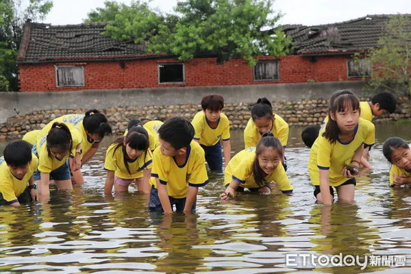 ▲南大附小與雲林金湖農業休閒區攜手設計《蛤?這是蝦咪貨!》課程,帶領學生探索馬蹄蛤與白蝦產業,以及參觀梧北社區的鐵花窗。(圖/記者林東良翻攝,下同)