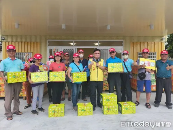 ▲「台南市麻豆柚果生產合作社」29班,共有800箱特優文旦禮盒聯合出貨,所有班員全體出席,感謝陳昆和市議員媒合認購文旦。(圖/記者林東良翻攝,下同)
