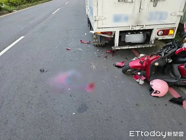 ▲▼ 新北女騎士撞上貨車!頭部骨折倒臥血泊中 。(圖/記者戴上容翻攝)