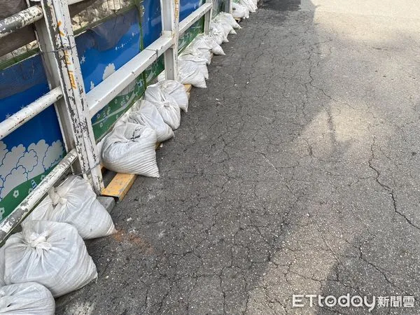 ▲▼北市又傳出建案造成地面下陷,警方圍起封鎖線並疏導交通。(圖/記者邱中岳翻攝)