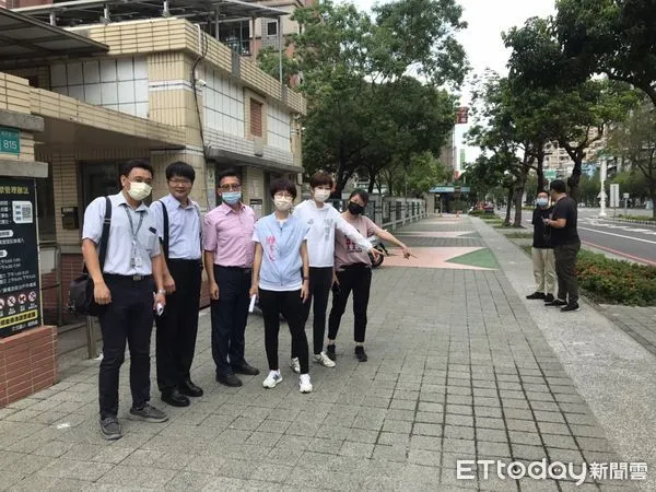 ▲針對近日北區文元國小旁出現大批流浪犬隻,讓附近的居民及家長擔心不已,深怕學童被追趕咬傷,立委陳亭妃及市議員陳怡珍會同相關單位會勘。(圖/記者林東良翻攝)