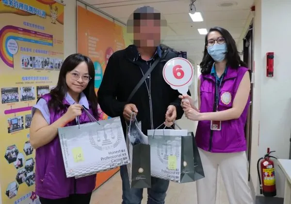 ▲▼新北分署與新北地檢聯手打詐 拍賣詐欺案被告名牌包超搶手。(圖/翻攝自行政執行署新北分署)