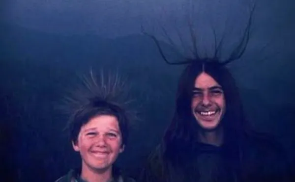 郊遊「頭髮突然炸開」豎起來 兄弟遭恐怖雷擊「死亡預告照瘋傳」。(圖/翻攝自推特)