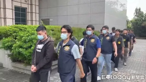 ▲警方攻堅破獲陳姓主嫌設投資詐騙機房逮捕8人。(圖/記者張君豪翻攝)