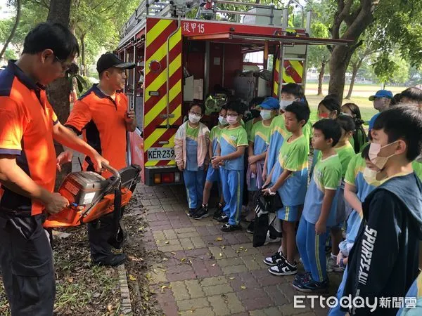 ▲台南市消防局第七大隊後甲分隊,於14日前往裕文國小辦理防災宣導,強化學童的防災意識與基本滅火技能。(圖/記者林東良翻攝,下同)