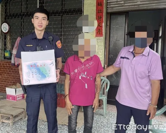 ▲枋寮警分局建興派出所所長李天寶送物質給獨居、弱勢家庭 。(圖/記者陳崑福翻攝)