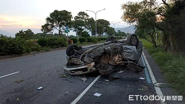 ▲▼17歲少年開車載友遊花東自撞路樹翻車,造成4人輕重傷。(圖/記者王兆麟翻攝,下同)