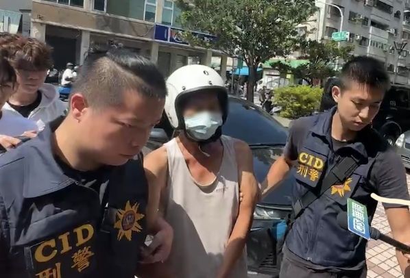 ▲涉嫌殺死兩名鄰居的吳男被帶回警局。(圖/記者陳宏瑞攝)