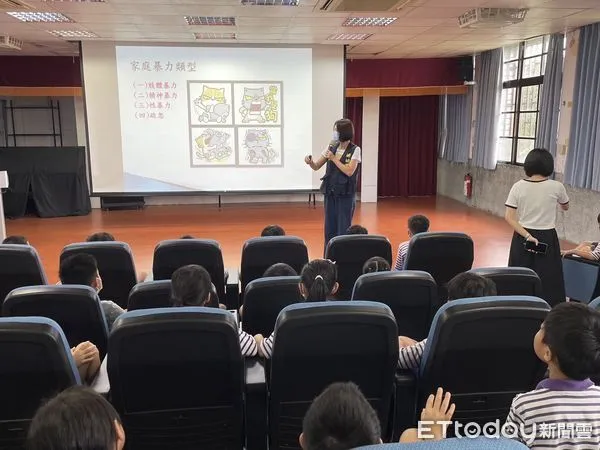 ▲台東縣警察局婦幼警察隊,於日前分別開往台東市康樂國小及海端鄉錦屏國小宣導。(圖/記者楊漢聲翻攝)