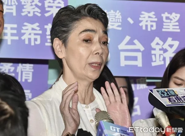 ▲▼鴻海創辦人郭台銘與賴佩霞女士赴中選會遞交連署登記申請書。(圖/記者李毓康攝)