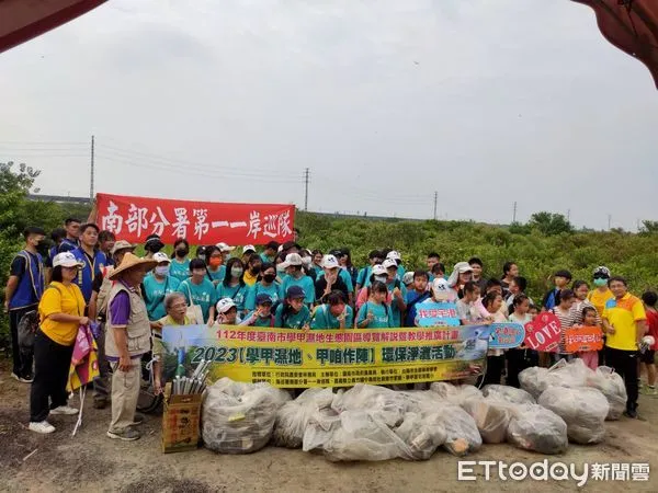 ▲台南市生態保育學會號召100多位社區民眾、老師、學生及海巡官兵在學甲濕地生態園區舉辦2023「學甲濕地、甲咱作陣」環保淨灘活動。(圖/記者林東良翻攝,下同)