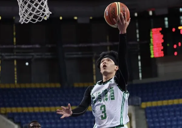 ▲台啤王皓吉、吳季穎,台銀高健益。(圖/籃協提供)