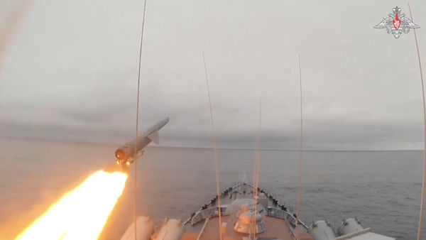 ▲▼俄羅斯18日在楚科奇海（Chukchi Sea）與俄美交界的白令海進行軍演，發射多枚巡弋飛彈打擊模擬敵艦目標。（圖／路透）