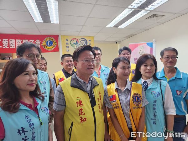 ▲台南市仁愛獅子會等多位獅友,19日下午2時許,在西港郵局2樓,捐助「台南市慈光心智關懷協會」,一向力行慈善公益的台南市議員陳昆和,亦專程出席致意。(圖/記者林東良翻攝,下同)