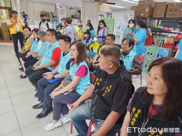 ▲台南市仁愛獅子會等多位獅友,19日下午2時許,在西港郵局2樓,捐助「台南市慈光心智關懷協會」,一向力行慈善公益的台南市議員陳昆和,亦專程出席致意。(圖/記者林東良翻攝,下同)