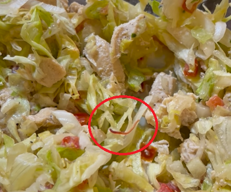 ▲外送雞肉沙拉吃一半「小蟲蠕動」。(圖/讀者提供)