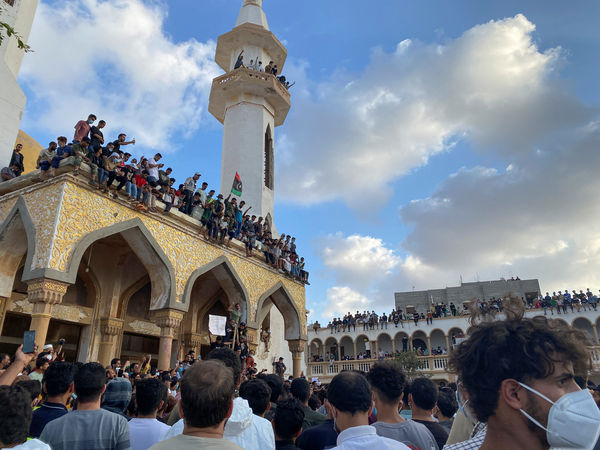▲▼利比亞洪災，德納市（Derna）災民聚集在薩哈巴清真寺（Sahaba Mosque）示威。（圖／路透）