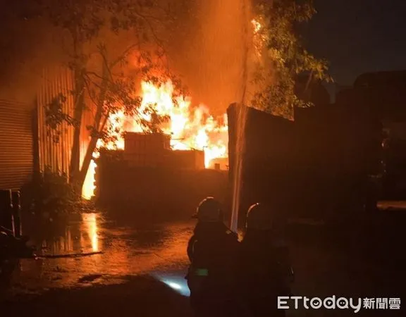 ▲▼ 高雄小港汽車零件工廠凌晨大火 。(圖/記者陳宏瑞翻攝)