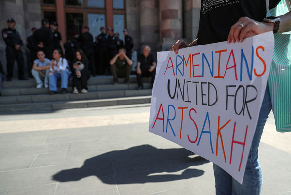 ▲▼ 亞美尼亞民眾20日聚集在首都葉里凡，抗議政府處理納卡區危機的方式。（圖／路透）
