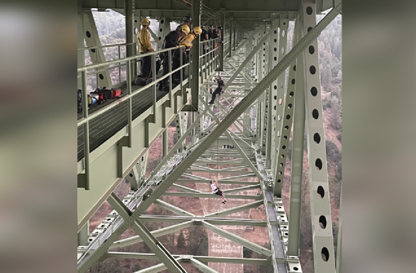 屁孩闖加州最高橋拍特技片　受困「200多公尺半空」警消驚險救人。（圖／翻攝自Placer County Sheriff`s Office）