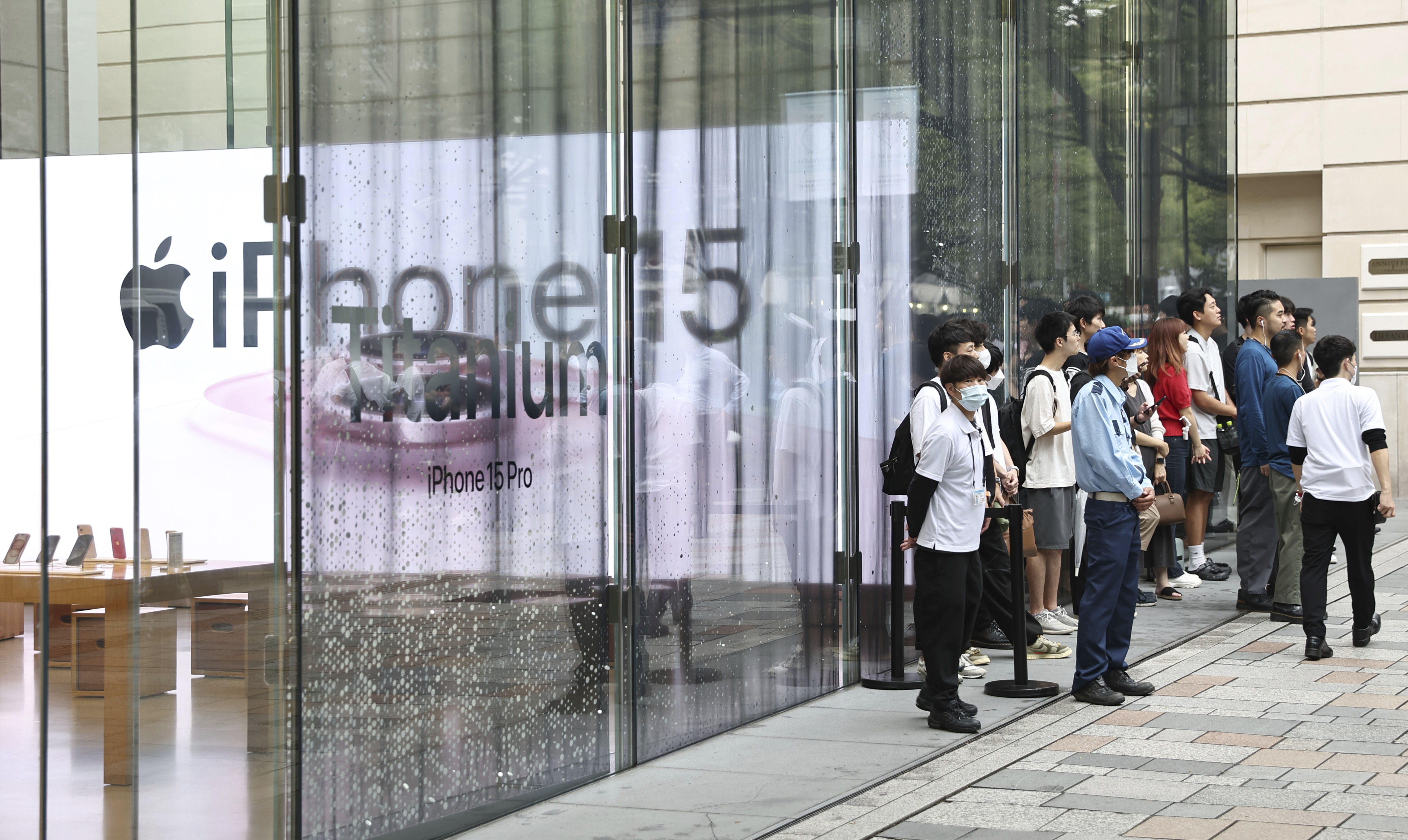 ▲▼ 日本東京Apple Store排隊購買iPhone 15的人潮。（圖／達志影像／美聯社）