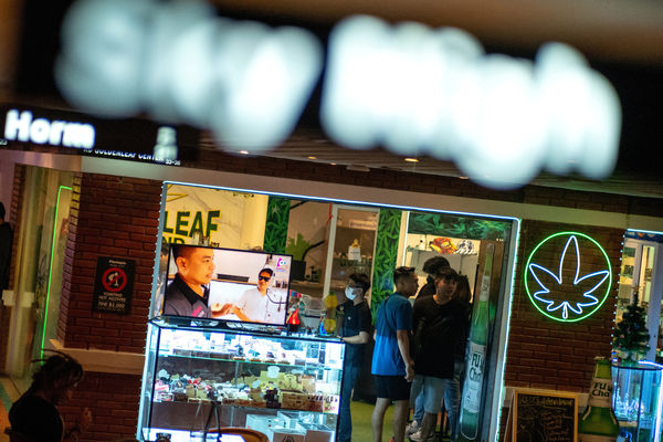 ▲▼外國遊客正在泰國曼谷一間大麻店選購。（圖／路透）