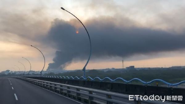 明揚屏東廠爆炸大火，黑煙籠罩天空。（圖／記者黃彥傑翻攝）