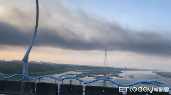 明揚屏東廠爆炸大火，黑煙籠罩天空。（圖／記者黃彥傑翻攝）