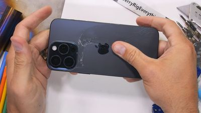 iPhone 15 Pro Max壓力測試！他「徒手一折」玻璃背蓋秒碎