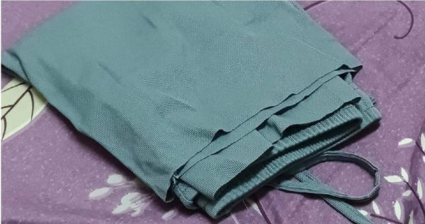 有網友日前在蝦皮訂購藍紫色的褲子，但實際送來後，顏色看起來卻是灰色。（圖／臉書　爆廢公社）