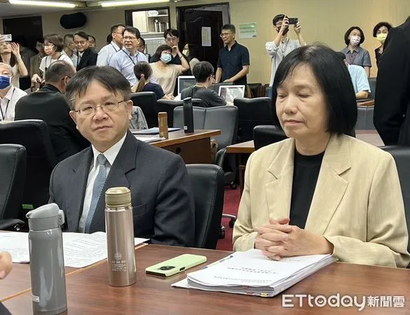 ▲農業部次長杜文珍(右)與前畜牧司長張經緯(左)赴立院報告。(圖/記者楊惠琪攝)