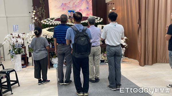 ▲▼ 明揚董事長劉安皓今再赴殯儀館 。(圖/記者吳世龍攝)