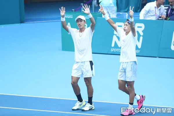 ▲亞運男網雙打許育修、莊吉生擊敗印度奪金。(圖/記者林敬旻攝)