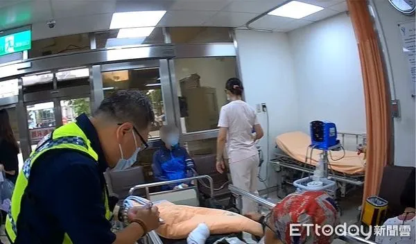 ▲25歲的葉男因工作導致左手拇指受傷斷裂,本欲駕車載至永康奇美醫院就醫,惟車輛故障,即向警方求援,員警立即駕駛巡邏車護送受傷民眾前往奇美醫院及時就醫。(圖/記者林東良翻攝,下同)