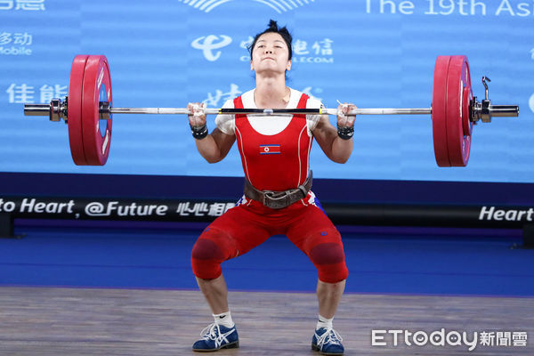 ▲亞運女子舉重55公斤級北韓江賢京抓舉、挺舉打破亞洲紀錄，拿下金牌。（圖／記者林敬旻攝）