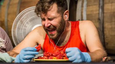 加拿大男最短時間「完食50顆死神辣椒」！　平均8秒吞一顆破世界紀錄