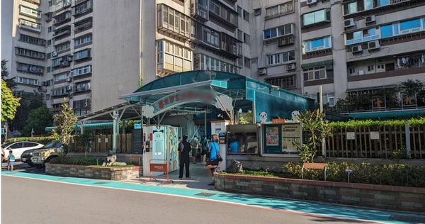 本刊日前接獲幼兒園家長投訴指出，有里長將動物排泄物堆放在幼兒園的花圃內，使得屎氣沖天。（圖／翻攝畫面）